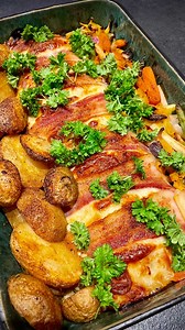 Kyllinge Farsbrød m/2 slags ost & bacon 💛 Vi har helt sikkert fået en ny ret på menuen herhjemme 😀 Ét er, at det smagte vildt godt og at alle mand var vilde med det - noget andet er, at det kan forberedes på 10 minutter og så er det ellers bare i ovnen og vupti - så er der aftensmad 45 minutter efter 😀 Jeg serverede en god (købe) aioli til og drengene fik også ketchup 😋 OPSKRIFT 4-5 personer: 🔸2 pakker hakket kød ca. 800 g (halver evt. kødet og resten af opskriften - eller hav nem mad til d