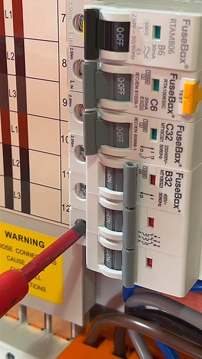 The new three-phase distribution board from the Fusebox is packed with installer-friendly features. Full Review 📺 👉 https://fb.watch/oRrTBH6Q_c/ #threephase #electricalinstallation #fusebox | EFIXX