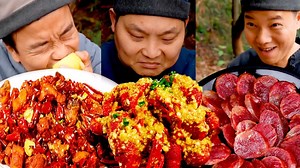 80K views · 4.5K reactions | It's crunchy. Pumpkin's luck is too bad. Boss Duck doesn't believe in evil【干饭兄弟】 嘎嘣脆，南瓜這手氣也太衰了，鴨老闆不信邪，非要自己感受一下它的威力 It's crunchy丨TikTok Video|Eating Spicy Food and Funny Pranks丨Funny Mukbang #吃播 #美食 #搞笑 #干饭兄弟 #mukbang | 干饭兄弟 | Facebook