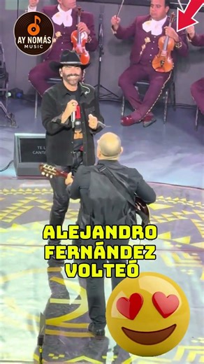 Alejandro Fernández was looking at his musician strangely.