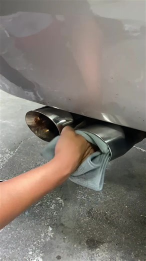 Restore heavily oxidized metal surfaces with Heavy Metal Polish!💪 Heavy Metal Polish contains advanced abrasives that cut through layers of heavy oxidation and tarnish to restore the crisp original look of your metal finishes. Heavy Metal Polish is specifically formulated to remove oxidation, stains and tarnish to restore a brilliant shine then seal the surface with protective polymers to help prevent future stains and oxidation. Does Heavy Metal Polish live in your Chemical Guys detailing arse