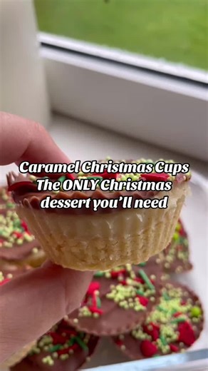 CARAMEL CHRISTMAS CUPS🎄✨ Add 150g melted butter and 1 1/2 cups plain flour together. Pop in muffin moulds and into oven for 10 mins. In a saucepan add 397g condensed milk and 2 tbsp honey until thick consistency. Portion into moulds on top of biscuit base and refrigerate for 30 mins. Melt 150g chocolate melts and once melted pour on top of the moulds, sprinkle with Christmas decorations and set until firm! #christmastree #christmasdessert #christmasfood #caramelslice #muffins #easyfood #easyrec