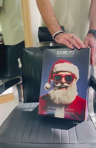 🎁 [JEU CONCOURS] Gagne ton calendrier de l’Avent Défi pour Homme ! 🎅 À l’approche de Noël, on vous gâte 🎄 Tentez de gagner un calendrier de l’Avent rempli de produits cheveux et barbe de la marque Défi pour Homme ✨ 💈 Pour participer : 1️⃣ Like cette publication ❤️ 2️⃣ Abonne-toi à notre page ✂️ 3️⃣ Identifie un ami barbu ou coquet qui adorerait ça 👇 ou encore sa femme 😉 👉 Bonus : partage en story pour doubler tes chances ! 🗓️ Tirage au sort le 17/11/2025 🎁 Le gagnant pourra venir cherch