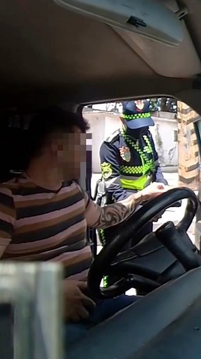 344K views · 9.8K reactions | Vecinos siguen los abusos. En esta ocasión vemos a un PMT de la ciudad diciéndole a un vecino que tiene una multa vencida y que se le retirarán los documentos. Eso no es así, ya que según la reforma a la Ley de Tránsito que aprobamos, se pueden retirar los documentos hasta que hayan 5 multas debidamente notificadas sin pagar. Queremos orden sin abusos. | Cristian Alvarez | Facebook