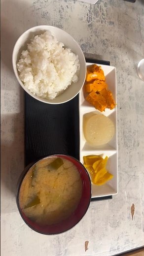 【西成区】萩之茶屋（あいりん地区）の《霧島の豚鳥店》にて 朝定食（富山県産コシヒカリ・お味噌汁・お漬け物・玉子焼き・大根の炊いたん）を頂く 大阪グルメ／朝食／朝ご飯／コスパ最強／コスパ最高／食べ歩き