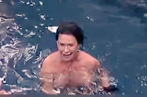 Topless di Corinne Clery al GF Vip, l’attrice si spoglia durante il party per Halloween