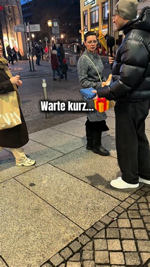 mit_den_jungz on Instagram: "Mutter skeptisch – Tochter bekommt Kamera 🎁📸 #geschenk #mitdenjungz"