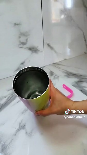 Gourde isotherme ✨✨ Avec une isolation sous vide à double paroi, le gobelet Meoky de 40 onces avec poignée reste froid pendant 24 heures et chaud pendant 8 heures. 100% Étanche. Le couvercle à paille et à gorgée 2 en 1 offre 2 façons de boire et fait du bon travail en étant entièrement étanche avec sa conception à double filetage et à visser. POIGNÉE À PRISE FACILE. La poignée en plastique robuste permet une prise en main facile, et elle est également livrée avec une alternative colorée au parac