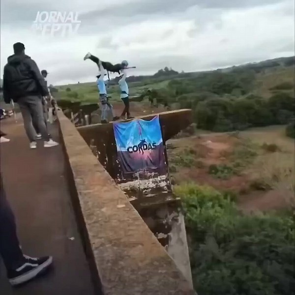🚨🇧🇷 TRAGEDY IN BRAZIL: A 21-year-old woman, Maria Eduarda Rodrigues de Freitas, died after falling 40 meters from the "Skeleton Bridge" (Limeira, São Paulo). The operators from the company "Entre Cordas" lifted her into a "Superman" position and launched her into the void, completely forgetting to attach her safety rope to the harness. After the devastating impact, two instructors tried to flee through the forest, but the police captured them using helicopters. There are already 6 people deta