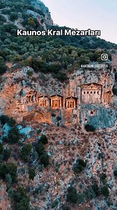 Tumbas Antiguas en Dalyan Las impresionantes tumbas licias de Dalyan son un importante atractivo turístico a orillas del río Dalyan. A pesar de su gran interés y singularidad, el sitio aún no se ha popularizado, salvo entre quienes conocen la región. Este lugar se ha mantenido al margen de la ajetreada vida urbana y es famoso por su sereno entorno. | Turquia Y Su Exotico Esplendor