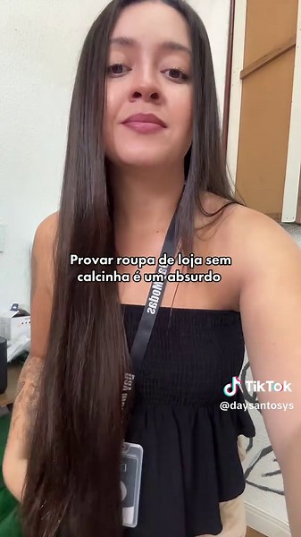 Provando Roupa em Loja de Moda Feminina: Uma Reflexão