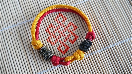 Two-color beaded sliding knot paracord bracelet step-by-step