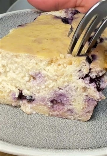 KÄSEKUCHEN MIT WILDEN BLAUBEEREN GESUND BACKEN✅ PROTEINREICH✅ NATÜRLICHE SÜẞE ✅ ANTIOXIDANTIEN✅ SATT & NÄHRSTOFFREICH✅ zutaten: 250g körniger frischkäse 250g griechischer joghurt 2 eier 100ml ahornsirup 40g haferflocken, gf 1 tl vanillezucker auf dattelbasis 150g wilde heidelbeeren, tk bis auf die heidelbeeren alle zutaten mit dem stabmixer vermengen, heidelbeeren unterheben & bei 165 grad o/u hitze ca. 50 minuten backen. abkühlen lassen & über nacht im kühlschrank lagern. für die kalorienzähler