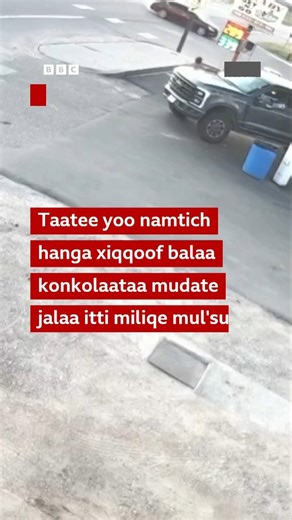Daqiiqaa namtichi balaa konkolaataa jalaa itti bahe kana ilaalaa | BBC News Afaan Oromoo