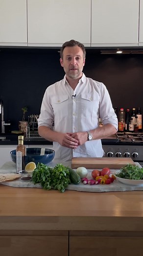🥗 SALADE FATTOUCH 🥗 Direction le Liban avec l’une de mes salades préférées, croquante, rafraîchissante, et ultra parfumée ! J’ai élaboré cette version sur les conseils de Terroirs du Liban @terroirsduliban et du super chef libanais Karim Aidar @karimhaidarchef. FFrance Inter 🧂INGRÉDIENT Pour une belle salade familiale 1 botte de pourpier 1 botte de menthe fraîche 1 botte de persil plat 4 tomates poire ou cerise 1 concombre 5 radis 1 oignon moyen 1 gousse d’ail 1 pain libanais 2 c. à s. de jus