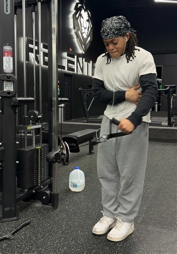 had to bring cable lat raises back #rubuff #gym