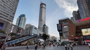 Uno de los rascacielos más altos de China se tambalea sin motivo y amenaza con caerse