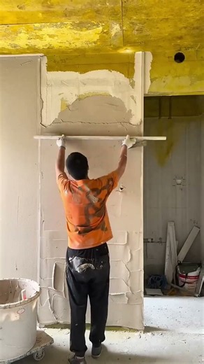 So schnell wird eine ganze Wand verputzt!