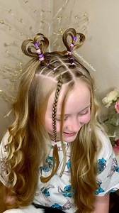 Day 21 of heart hairstyles! 💗 We saw these floating hearts “floating” around, and had to put our own little spin on them! So why not make them double floating hearts! 💕 We added braids to the front for the “tween” look…mainly Paisley just loves any style that has her wispies and mini braids! Full tutorial will be up on our YouTube later today with all of the tips and tricks, link in bio! O.G. 🩷 inspo: @hairtodream 💜Super cute & durable elastics by @theponypick code:hair20. I haven’t loved us