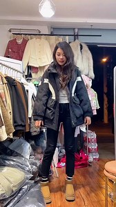 门面到期最后两个月，说不着急是假的……可是急也没有办法啊！把孩子搞定了又来店里直播拍视频！有什么办法，底子不如人，本事不如人，没有任何退路，只能靠自己用力拼！加油，杨思思……