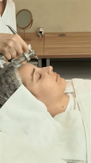 clip-4103835987-teen-girl-receiving-oxygen-facial-therapy-beauty