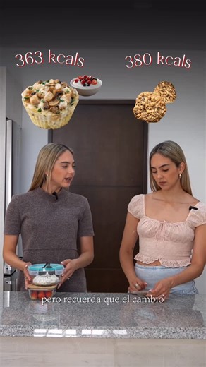 Ren Rocha on Instagram: "🔎Casi mismas calorías y tiempo pero diferentes macros, ingredientes y saciedad👇🏼 📌🍪Calorías totales: 380 kcals Proteína: 6 g Carbohidratos: 58 g Grasa: 14 g 📌🍳Un muffin salado express en taza 1 taza de claras @huevosanjuan + 1/2 taza de champiñones + 2 rebs de pechuga de pavo (le lleva 3 minutos hacerlo en microondas) + 1 taza de Fruta + 1/3 taza de queso cottage + 10 almendras Calorías totales: 363 kcal Proteína: 48.5 g Carbohidratos: 23 g Grasa: 7.5 g 👌🏼Aquí e