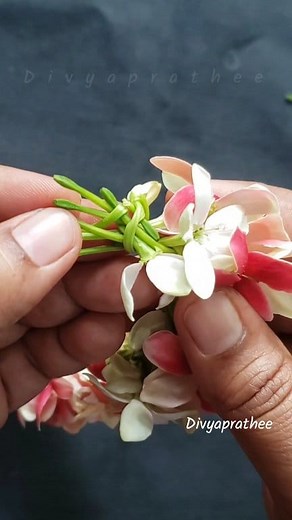Easy way to string flowers without thread and needle/Diy puja garland/tie jasmine flowers Divyaprathee Creations #flower #flowerlovers #florist #gajra #bridalflorist #flowers #beautiful #flowergarland #mala #templegarland #krishnajanmashtami #lordkrishna #happyjanmashtami #ganesha #decor #homedecor #diy #viral #krishna | Divyaprathee Creations