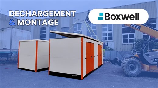 Comment sont livrés et assemblés les conteneurs de #selfstockage Boxwell ? Ils sont livrés à plat en colis par containers maritimes. Je vous montre les deux façons de les sortir selon que le camion est un side-loader ou un porte conteneur châssis classique. Puis comment les unités Boxwell sont extraites des châssis métalliques de transport (décolisage) Le montage est facile et rapide : on déplie les murs, on fixe les poteaux d'angles et on pose le toit. Une prochaine vidéo vous montrera comment 