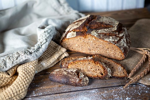 Dinkel Vollkorn Sauerteigbrot ohne kneten 🌾 Minimaler Aufwand, maximaler Geschmack. So einfach kannst du ein gesundes Dinkel-Vollkornbrot nur mit Sauerteig backen – ganz ohne Knetmaschine! ✨Ein unglaublich aromatisches Brot, reich an Ballaststoffen, voller Geschmack und mit einer herrlich rustikalen Kruste. Gesundes Brotbacken kann so einfach und lecker sein! 🥖 Rezept für 1 Brot 400 g Wasser 20 g Sauerteig 500 g Dinkel Vollkornmehl, fein 50 g Griechischer Joghurt 50 g Saatenmischung 12 g Salz 
