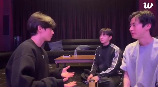 🐻Menurutku, Jin hyung adalah seseorang yang sering menunjukkan jati dirinya yang sebenarnya kepada orang lain, seperti yang kalian tahu. 🐰Benar sekali! 🐻Tidak pernah berpura-pura dan bersikap alami serta rendah hati. Dia hanya menunjukkan dirinya apa adanya. Itu sangat menakjubkan/keren dan 🐰Bahkan sekarang, lihat betapa terbuka dan jujurnya dia di sini. 🐻Benar. Terlebih lagi, penampilannya yang luar biasa diimbangi dengan hati yang begitu tulus hingga kita hampir tidak bisa memahaminya (*m