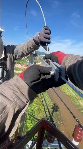 ⚡ How USA Linemen Connect Overhead Power Lines with 2-Bolt Clamps 😱