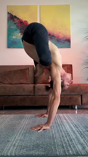 Keep doing front and backbending same time. First 5-6 years of my trainings I separated this two ways because it was too difficult and too long to train it same time, but now i like to combine it, and try to do it more and more often 💪🔥#contortion #yoga #frontbend #backbend #stretching #progress #bridge #split #malecontortionist #yogamotivation #motivation #йога #растяжка #тренировкидома #мостики #йогамастер #йогаонлайн