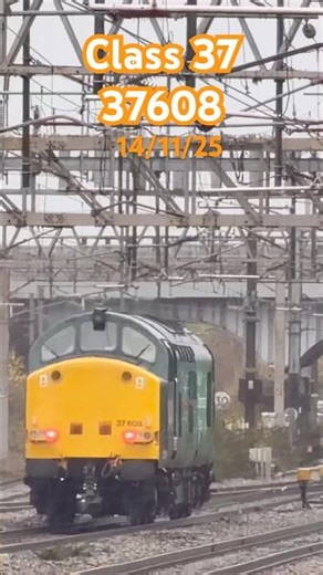 Class 37608 Powers Through Nuneaton in Heavy Rain with a Surprise Tone #class37 #trainspotting