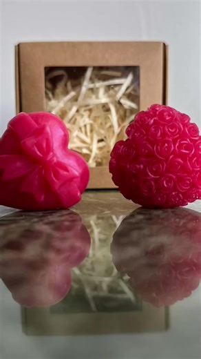 Την αγάπη δεν τη γιορτάζεις μόνο μια ημέρα το χρόνο, ούτε τη μοιράζεσαι μόνο με ένα άτομο ... Την αγάπη τη μοιράζεσαι με τον/την σύντροφό, τα παιδιά, τους γονείς, τους φίλους, τα αγαπημένα σου ζωάκια και όλους όσους γεμίζουν την καρδιά σου! Την αγάπη δεν τη γιορτάζεις μόνο μια ημέρα το χρόνο ούτε με έναν μόνο τρόπο ... την απολαμβάνεις με το δικό σου τρόπο, όπου και όποτε θέλεις! Κι αν ψάχνεις δώρα ευφάνταστα κι αγαπησιάρικα για να μεταφέρεις το μήνυμα αγάπης σου, ανακαλυψε τη συλλογή μας