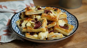 Slané jednohubky z listového těsta: Jednoduchý recept s různými druhy sýra, klobásou a sušenými rajčaty – Lifee.cz