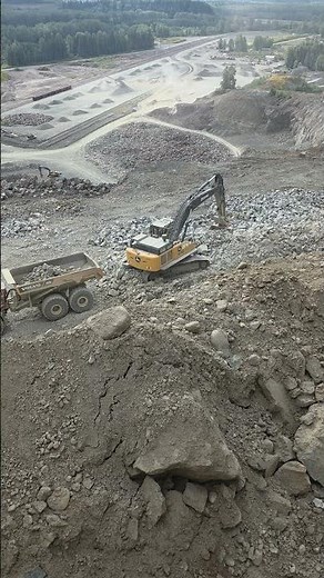 JD470 loading shot rock om Volvo 45