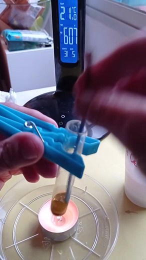 Formación y desaparición de CuCl2 calentando de forma ininterrumpida Cu con HCl y H2O2 en agua salada. #CuCl2 #CuCl #NaCuCl2 #fyp #parati #química