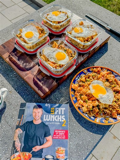 RIZ FRIT À L'INDONÉSIENNE 🇮🇩🍚Recette vedette de mon nouveau livre Les Fit Lunchs Tome 2🔥 Pratico Edition Si tu as une plancha, let's go!!! C'est tellement hot cuisiner là-dessus. Par contre, dans un wok ou un grand chaudron c'est bin correct aussi🙏🏼La recette écrite complète tous mes trucs sont dans mon livre, disponible en magasin ou en ligne sur mon site web fitcookfoodz.com 📲J'ai cuisiné avec La Bangkok ma sauce Thaï et mes épices à Grillades Fitcook Foodz😉Bon appétit😁 #lefitcook | L