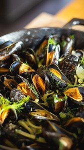 Gerookte mosselkes met ricard. 🔥Echt goe! |RECEPT| 1 kg mossels @crumarkt 1 venkel 1 groene selder 2 uien 4 tenen look 100 ml Ricard @pernodricard 100 ml volle room Olijfolie 100 gr boter Zwarte peper Zout Gronn green olie (leak flavour) @gronn.green 1.Was de mosseltjes & kruid ze met beetje zout. Besprenkel met onze BASK-rookvinaigrette (recept vind je in ons boek 😉) en rook ze op de bbq! 2. Snijd de groenten en look fijn. Stoof aan in boter. Voeg de mosselen toe en schud goed op. Kruid met e