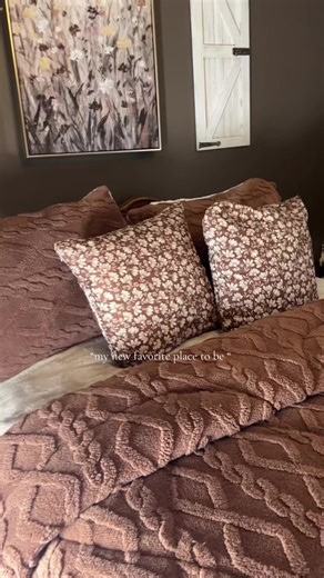 Transform Your Bedroom with This Cozy Comforter Set