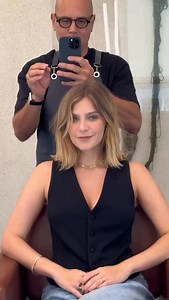 @isabellasantoni #carreblondplatine #blondehair #platinumblonde #blondplatine #bobwavy #wavybob #effetwavy #coiffuretendance #hairinspo #hairtutorial #tutocoiffure #bouclesferalisser #modernbob #coupeaucarre #hairstylevideo #instahair #hairgoals #hairtransformation #coiffeur #coiffurechic | Coupes au carré & Coiffures courtes