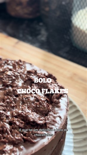 E que tal um bolo choco flakes para este sábado? Vão adorar! Na verdade podem utilizar quaisquer cereais de pequeno-almoço ao vosso gosto 😌 ➡️ Receita Bolo: 200ml leite ou bebida vegetal 4 ovos 100g açúcar 200g cereais de pequeno-almoço a gosto 60g cacau em pó 1 colher de sopa de fermento em pó 1 café expresso Topping: 200g cereais de pequeno-almoço a gosto 400g chocolate tablete ou creme de chocolate Para a base do bolo comece por colocar os cereais de pequeno-almoço triturados numa taça. Junt