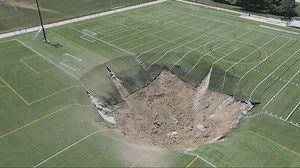 サッカー場に陥没穴、採掘による地盤沈下が原因　米イリノイ州 - BBCニュース
