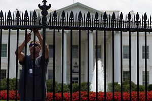 White House fence gets new spiky enhancement