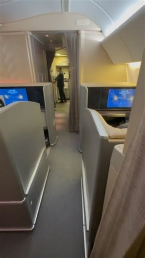 56K views · 984 reactions | Singapore Airlines First Class on the B77W #aviationlovers #aeroplane #aviationphoto #aviationgeek #aviation4u #av1ati0n #Instagramaviation #planespotting #planespotter #planeporn #andrewhunt #aviationdaily #aviationdailyphoto #airplane #avporn #SQ #flysq #sqavgeek #SingaporeAir #stewardess #flightattendant #cabincrewlife #cabin #economyclass #businessclass #777 #b777 | Andrew's Aviation Art | Facebook