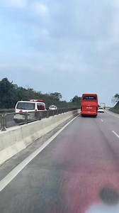 37K views · 442 reactions | Xe cấp cứu đi ngược chiều nguyhiem quá! Cứu được 1 người nhưng gây ra tn thamkhoc khiến nhiều người khác liên luỵ, liệu có đúng hay không? | MÊ XE | Facebook