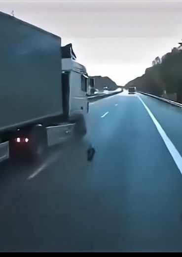 Nicely handled by both drivers here, chap with blowout who controlled it well and chap in camera truck stopping fast so he can pull in. | lorrydriver.co.uk