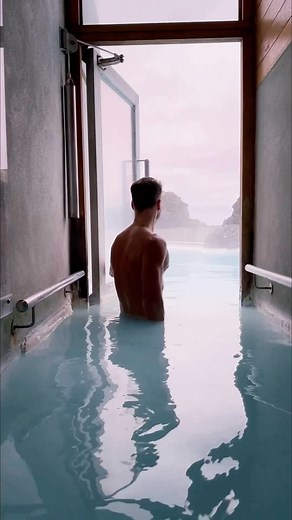 Discover the serene and soothing ambiance of Silica Hotel’s private lagoon, where you can immerse yourself in a world of warmth, wonder, and relaxation. Here, you can connect with the rejuvenating essence of the Blue Lagoon Water, experiencing its healing properties to the fullest. 💧 📸 @hudson_v #SilicaHotel #BlueLagoonIceland #Iceland | Blue Lagoon Iceland