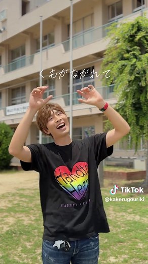 🌈✨覚えて一緒にやってみよう✨🌈 童謡『にじ』を小学校で手話と共に奏でました🤟💕 いつもライブに来てくださっている皆さんの中には、もう手話を覚えて一緒に楽しんでくださる方もたくさんいます✨ 本当にありがとうございます😊💕 でも最近出会ってくださった方や、さまざまな障がいがあったり、なかなか覚えることが難しかったりする方もいらっしゃると思います。 だから今日は伝えたいことがあります✨ 焦らなくて大丈夫🙌 自分のペースで楽しんでください💕 最近は毎日InstagramやTikTokで配信をしていますが、 「なかなか覚えられません🥺」 というコメントをいただくことがあります。 でも、人それぞれ覚えるスピードも違うし、得意なことも違います✨ 一曲を数時間で覚えられる人もいれば、何ヶ月もかけて少しずつ覚える人もいる。 それでいいんです😊 僕はいつも思っています。 できるから素晴らしい。 できないからダメ。 そんなことは絶対にありません🙌✨ 一緒に楽しもうと思ってくれる気持ち。 見てくれること。 応援してくれること。 それだけで本当に嬉しいんです💕 だから周りと比べなくて大