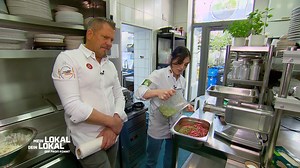 194K views · 2.5K reactions | Im Lokal "So Re Restaurant & Bar" in Flingern packt Profi Mike bei der Zubereitung von KHINKALI (Teigtaschen) mit Fleischfüllung an. Das Fleisch kommt frisch von Markt. Aber wie schmeckt Mike das georgische Gericht? Und wo sind die Beilagen?  #clip #MeinLokalDeinLokal | Mein Lokal, Dein Lokal | Facebook